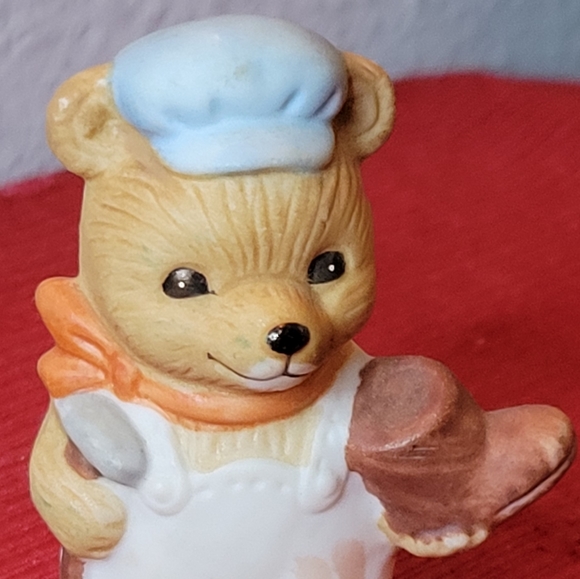 Vtg Mini HOMCO Professional Series #8820 Porcelain Bear The Shoemaker Figurine - Picture 2 of 5